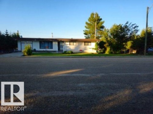Single story home featuring an attached garage - 4910 53 Avenue, Willingdon, AB 