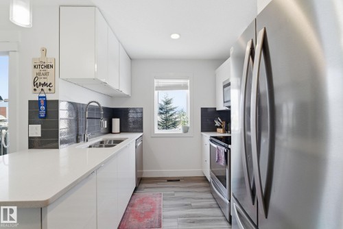 34 1391 Starling Drive, Edmonton, AB - Indoor Photo Showing Kitchen With Double Sink