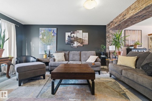 34 1391 Starling Drive, Edmonton, AB - Indoor Photo Showing Living Room