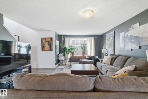 34 1391 Starling Drive, Edmonton, AB - Indoor Photo Showing Living Room