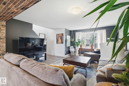 34 1391 Starling Drive, Edmonton, AB - Indoor Photo Showing Living Room