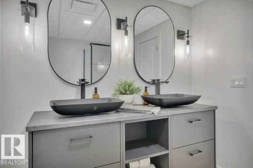 10239 50 Street, Edmonton, AB - Indoor Photo Showing Bathroom