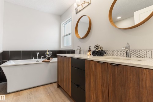 15832 22 Avenue, Edmonton, AB - Indoor Photo Showing Bathroom