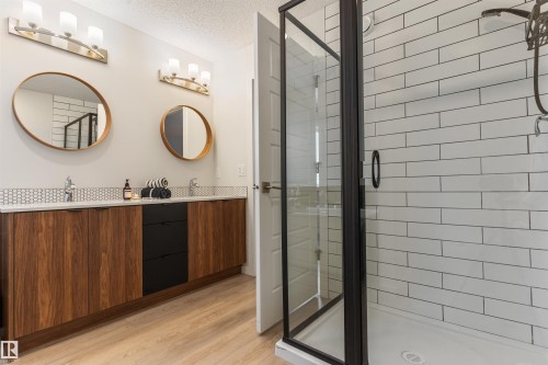 15832 22 Avenue, Edmonton, AB - Indoor Photo Showing Bathroom