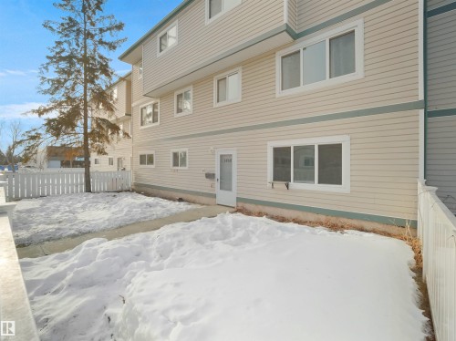 1460 LAKEWOOD Road W  Edmonton, AB T6K 3M2