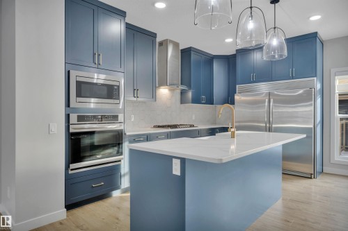 1558 Plum Circle Sw, Edmonton, AB - Indoor Photo Showing Kitchen With Upgraded Kitchen