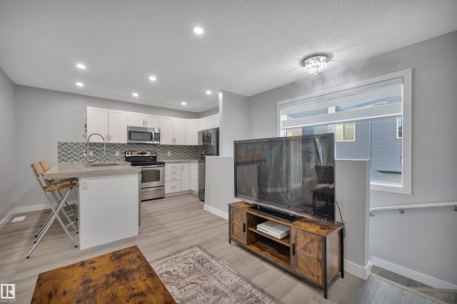 1558 Plum Circle Sw, Edmonton, AB - Indoor Photo Showing Kitchen With Upgraded Kitchen