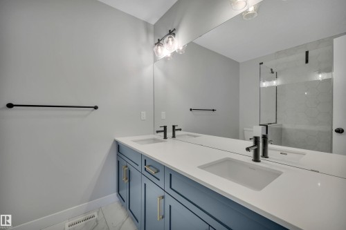1558 Plum Circle Sw, Edmonton, AB - Indoor Photo Showing Bathroom