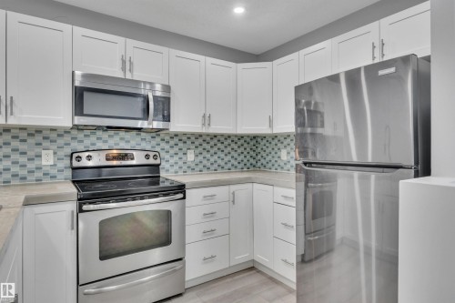 1558 Plum Circle Sw, Edmonton, AB - Indoor Photo Showing Kitchen With Upgraded Kitchen