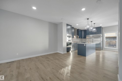 1558 Plum Circle Sw, Edmonton, AB - Indoor Photo Showing Kitchen With Upgraded Kitchen