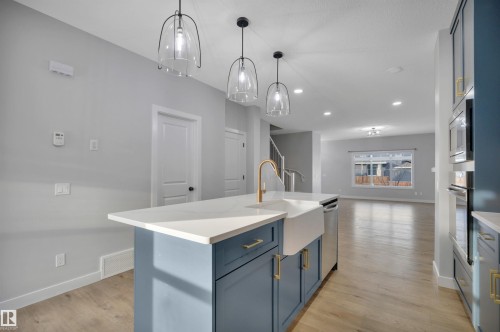 1558 Plum Circle Sw, Edmonton, AB - Indoor Photo Showing Kitchen With Upgraded Kitchen