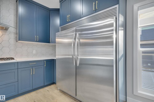 1558 Plum Circle Sw, Edmonton, AB - Indoor Photo Showing Kitchen