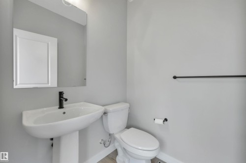 1558 Plum Circle Sw, Edmonton, AB - Indoor Photo Showing Bathroom