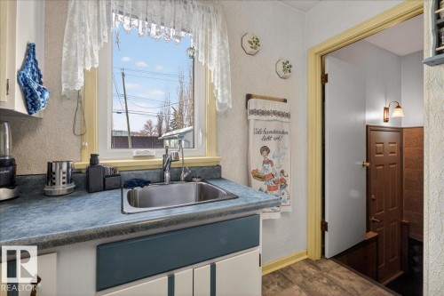 11630 71 Street, Edmonton, AB - Indoor Photo Showing Kitchen