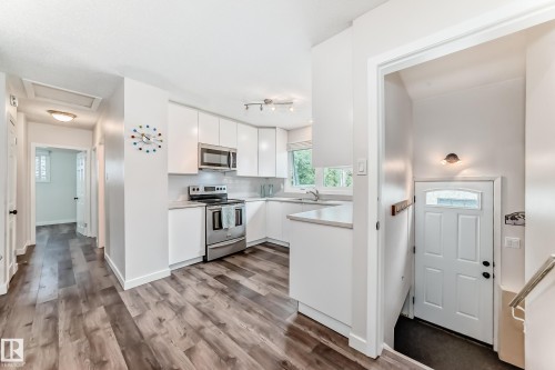 8415 72 Street, Edmonton, AB - Indoor Photo Showing Kitchen