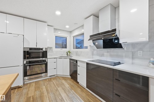 16803 93 Street, Edmonton, AB - Indoor Photo Showing Kitchen With Upgraded Kitchen