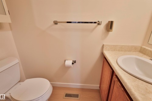 51 10453 20 Avenue, Edmonton, AB - Indoor Photo Showing Bathroom