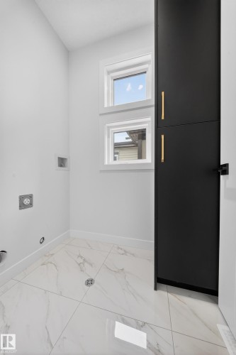 111 28 Street, Edmonton, AB - Indoor Photo Showing Other Room