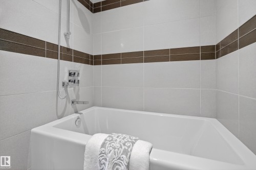 9415 144 Street, Edmonton, AB - Indoor Photo Showing Bathroom