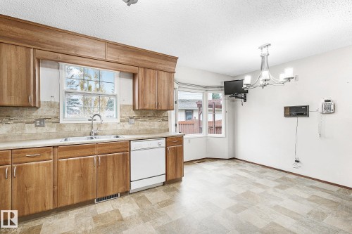 186 Willow Way, Edmonton, AB - Indoor Photo Showing Kitchen With Double Sink