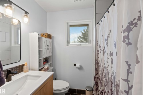 501 Lakeside Drive, Rural Parkland County, AB - Indoor Photo Showing Bathroom