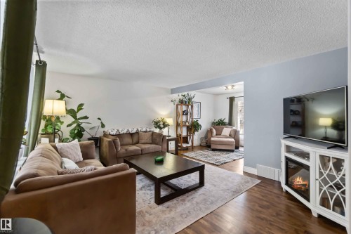 501 Lakeside Drive, Rural Parkland County, AB - Indoor Photo Showing Living Room