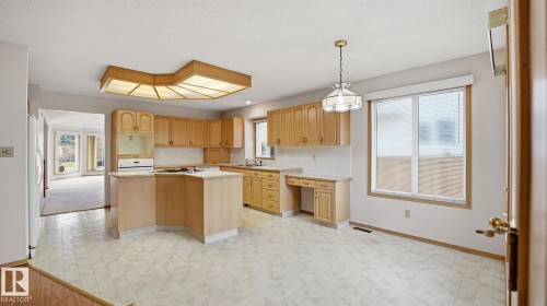 Edmonton, AB - Indoor Photo Showing Kitchen