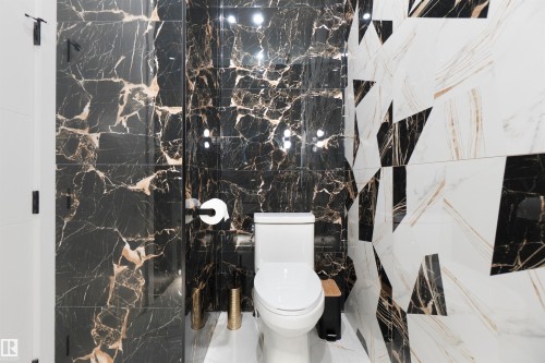 3904 Ginsburg Crescent, Edmonton, AB - Indoor Photo Showing Bathroom