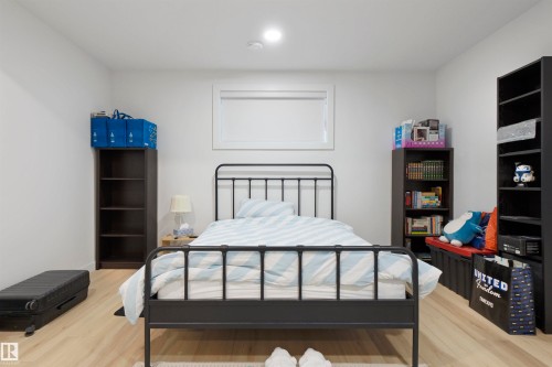3904 Ginsburg Crescent, Edmonton, AB - Indoor Photo Showing Bedroom