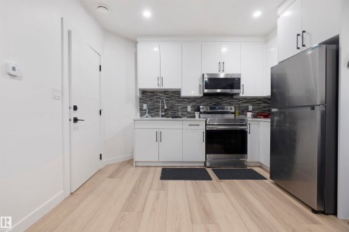 3904 Ginsburg Crescent, Edmonton, AB - Indoor Photo Showing Kitchen