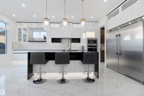 3904 Ginsburg Crescent, Edmonton, AB - Indoor Photo Showing Kitchen With Upgraded Kitchen