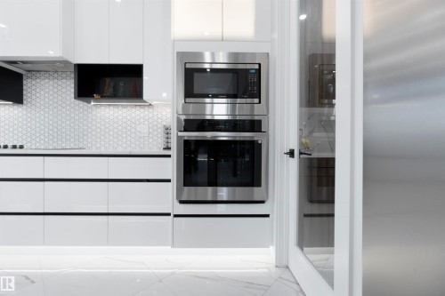 3904 Ginsburg Crescent, Edmonton, AB - Indoor Photo Showing Kitchen