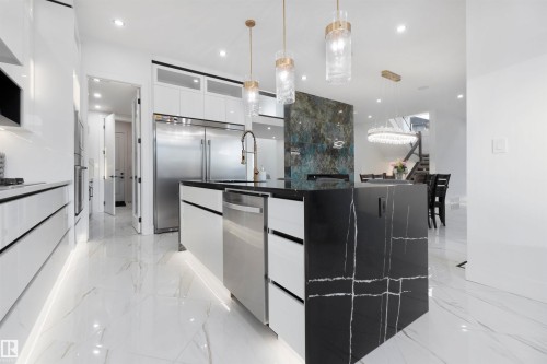 3904 Ginsburg Crescent, Edmonton, AB - Indoor Photo Showing Kitchen With Upgraded Kitchen