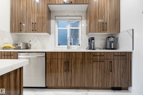 3904 Ginsburg Crescent, Edmonton, AB - Indoor Photo Showing Kitchen