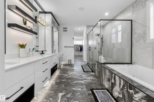 3904 Ginsburg Crescent, Edmonton, AB - Indoor Photo Showing Bathroom