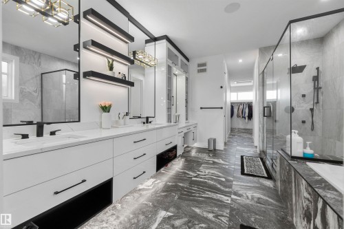 3904 Ginsburg Crescent, Edmonton, AB - Indoor Photo Showing Bathroom