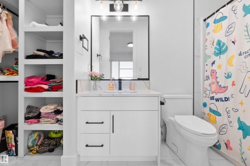 3904 Ginsburg Crescent, Edmonton, AB - Indoor Photo Showing Bathroom