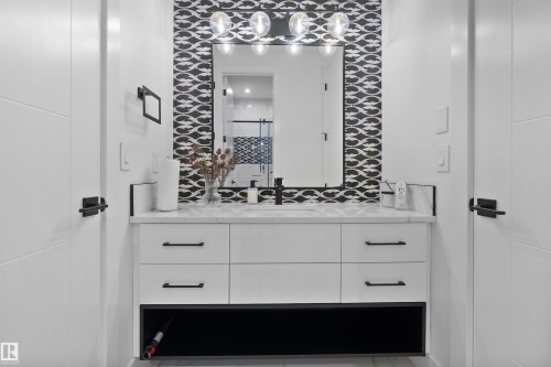 3904 Ginsburg Crescent, Edmonton, AB - Indoor Photo Showing Bathroom