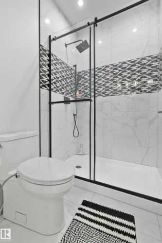 3904 Ginsburg Crescent, Edmonton, AB - Indoor Photo Showing Bathroom