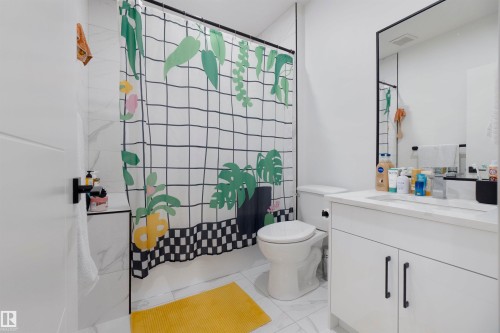 3904 Ginsburg Crescent, Edmonton, AB - Indoor Photo Showing Bathroom