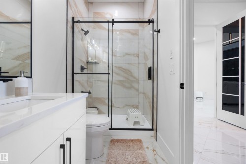 3904 Ginsburg Crescent, Edmonton, AB - Indoor Photo Showing Bathroom