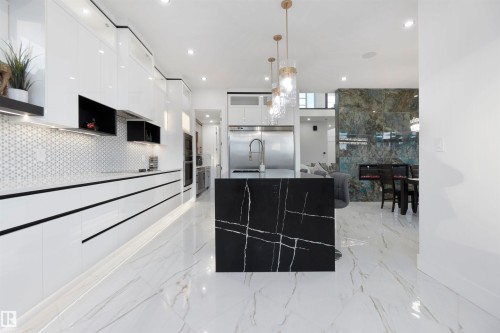 3904 Ginsburg Crescent, Edmonton, AB - Indoor Photo Showing Kitchen With Upgraded Kitchen