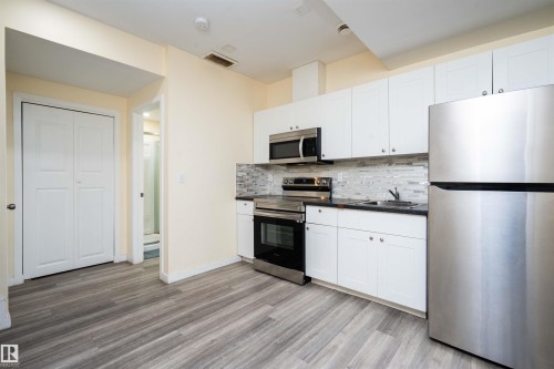 2021 15 Avenue, Edmonton, AB - Indoor Photo Showing Kitchen