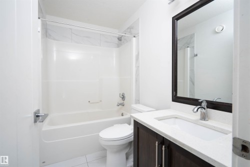2021 15 Avenue, Edmonton, AB - Indoor Photo Showing Bathroom