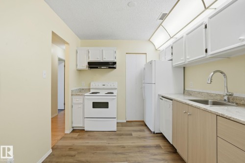 66 2204 118 Street, Edmonton, AB - Indoor Photo Showing Kitchen