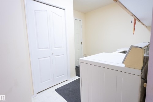 716 Revell Crescent, Edmonton, AB - Indoor Photo Showing Other Room