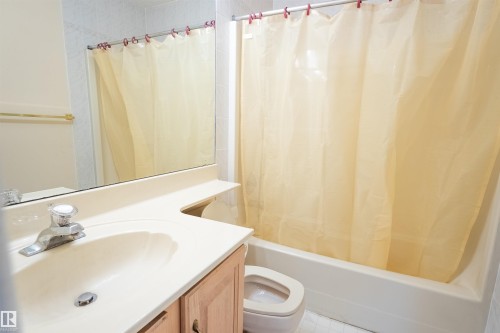 716 Revell Crescent, Edmonton, AB - Indoor Photo Showing Bathroom