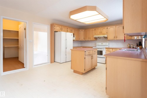 716 Revell Crescent, Edmonton, AB - Indoor Photo Showing Kitchen