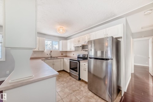 3641 114 Avenue, Edmonton, AB - Indoor Photo Showing Kitchen