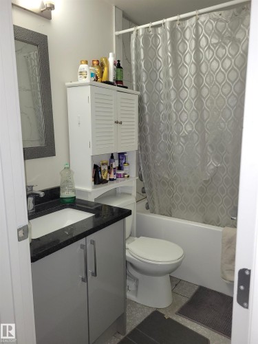 9131 83 Avenue, Edmonton, AB - Indoor Photo Showing Bathroom